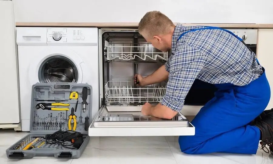 Körfez Vestfrost servisi teknisyen ekibi beyaz eşya tamiri yaparken